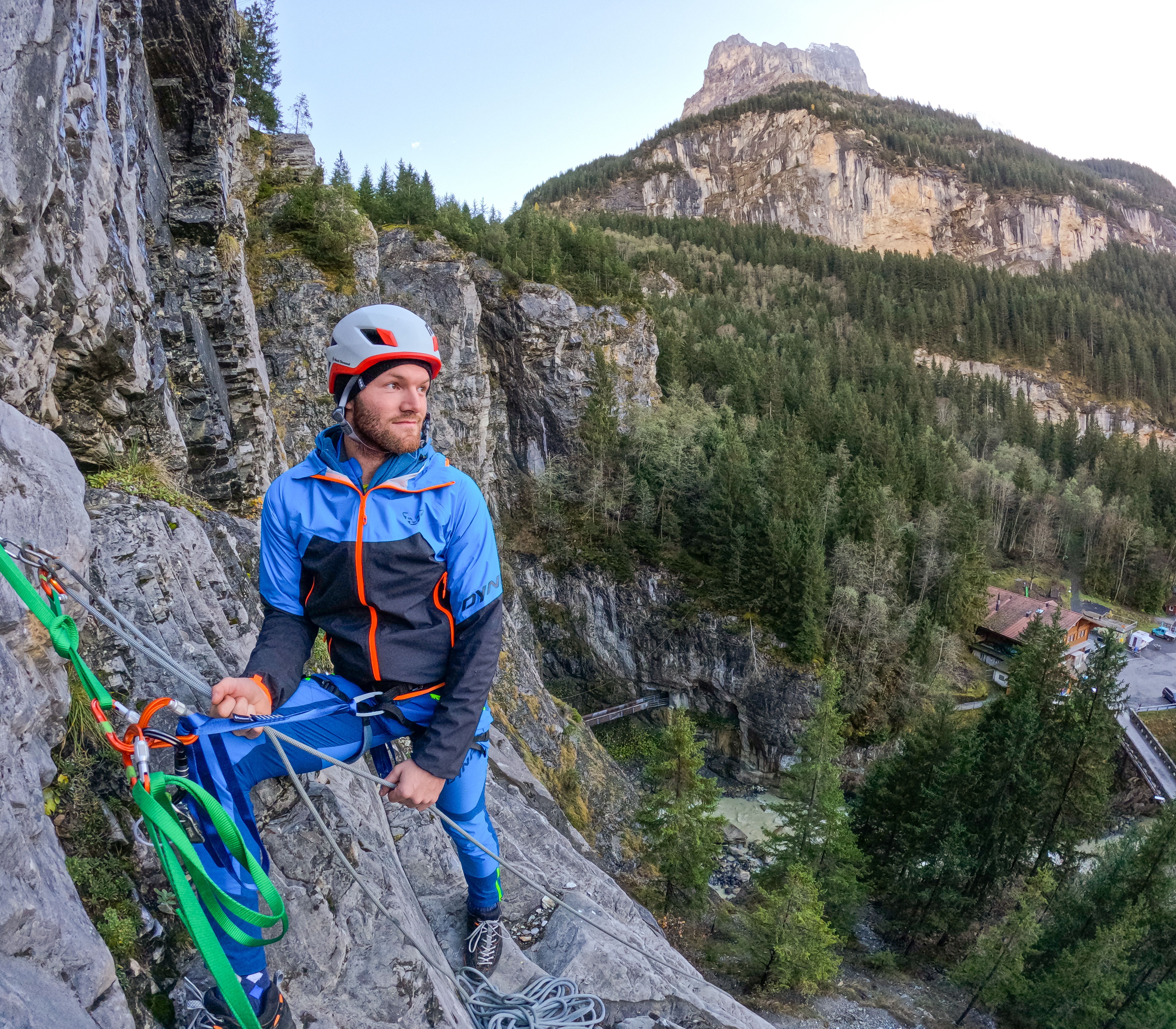 Kletterer am Standplatz sichert Nachsteiger
